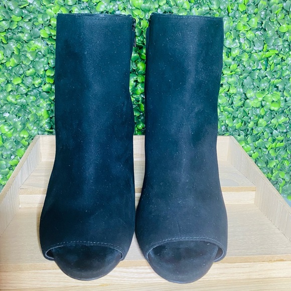 Michael Kors booties, used in great condition. - Picture 3 of 4
